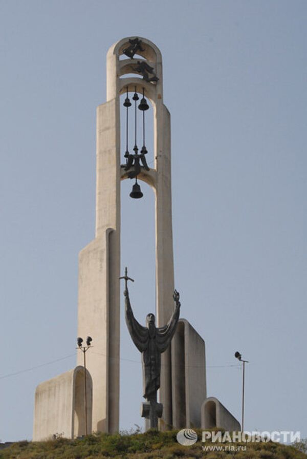Памятник Святой равноапостольной Нино, которая в 337 году крестила Грузию крестом из виноградной лозы. Автор работы Зураб Церетели. - Sputnik Грузия