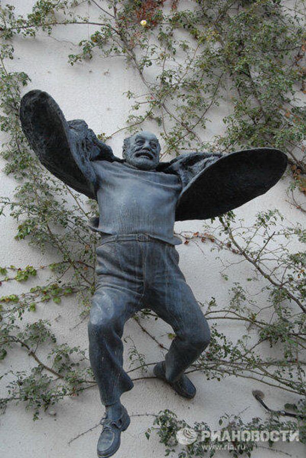«Летящий» памятник Сергею Параджанову в Тбилиси, где он родился и вырос. - Sputnik Грузия