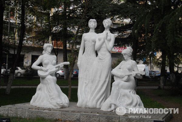 Памятник сестрам Ишхнели в Кутаиси, исполнительницам знаменитой песни «Сулико». - Sputnik Грузия