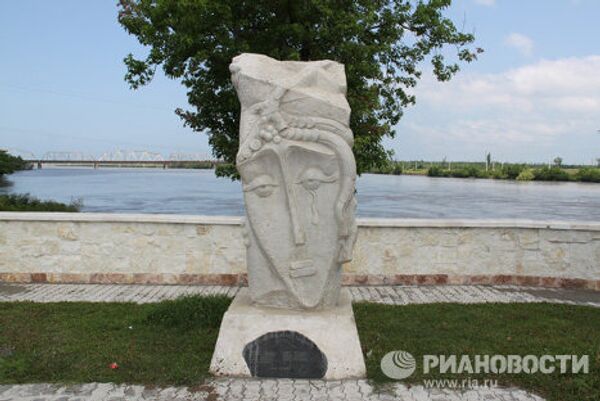 Памятник плачущей матери по погибшим сыновьям на войне в городе Поти. - Sputnik Грузия