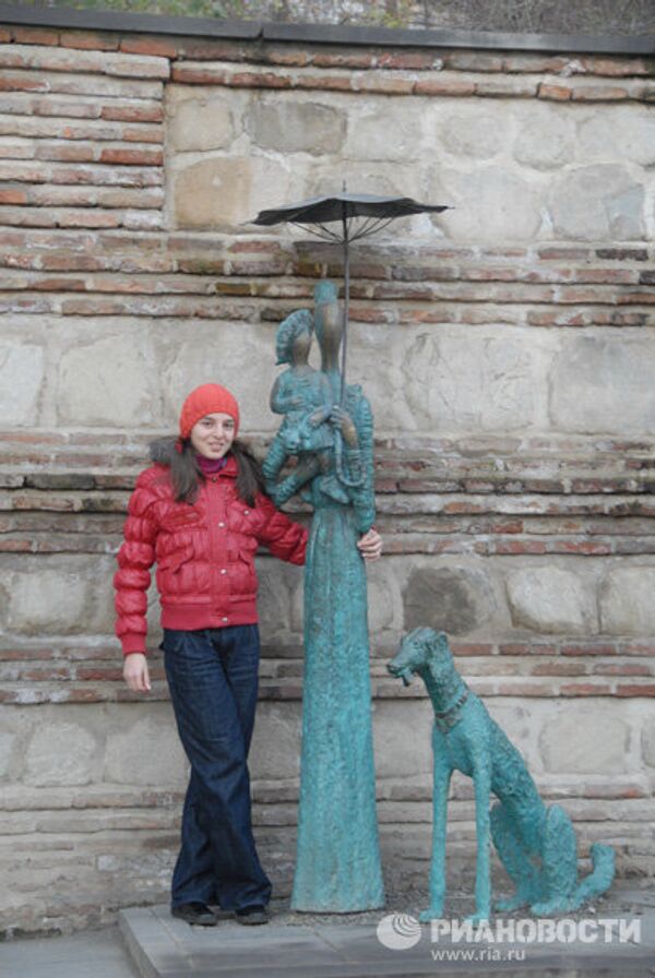 Дама с младенцем и собакой. Памятник установлен в городе Сигнахи. - Sputnik Грузия