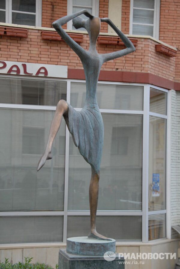 Памятник балерине перед домом, где жил первые годы президентства Михаил Саакашвили. - Sputnik Грузия