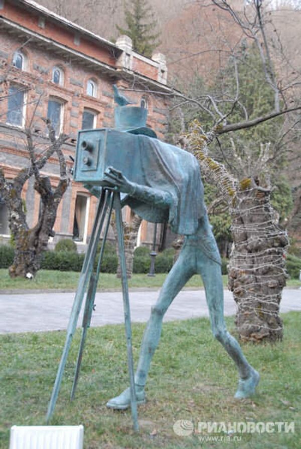 Памятник фотографу в городе Боржоми. - Sputnik Грузия