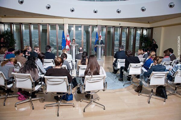 Говоря о подписанном с ЕС соглашении о реадмиссии, Саакашвили отметил, что в последние годы в Грузию больше завращаются люди, чем покидают. Грузины всегда возвращаются в Грузию. Но мы неотделимая часть Европы, - подчеркнул глава грузинского государства. - Sputnik Грузия