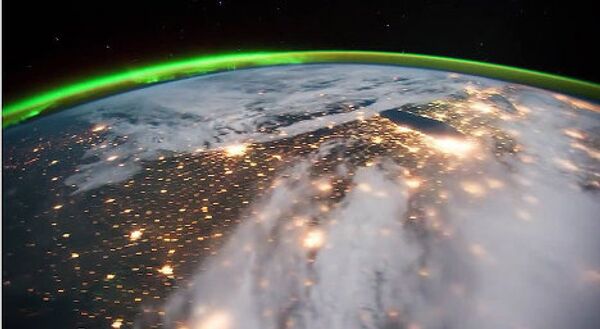 Снимков, где наша планета запечатлена из окон МКС, в интернете полно. Но последняя подборка кадров, предоставленных НАСА, во многом уникальна. Это видео и изображения создавались три месяца, с августа по октябрь 2011 года. Американским космонавтам дали камеру с высокочувствительным датчиком, и эта техника в высоком разрешении смогла уловить уникальные световые явления. Вы увидите не только молнии и огни крупных городов, но и изменяющийся цвет атмосферы и, конечно, полярное сияние, от которого захватывает дух. И все это с музыкальным сопровождением от немецкого композитора Яна Йелинка (Jan Jelinеk). - Sputnik Грузия