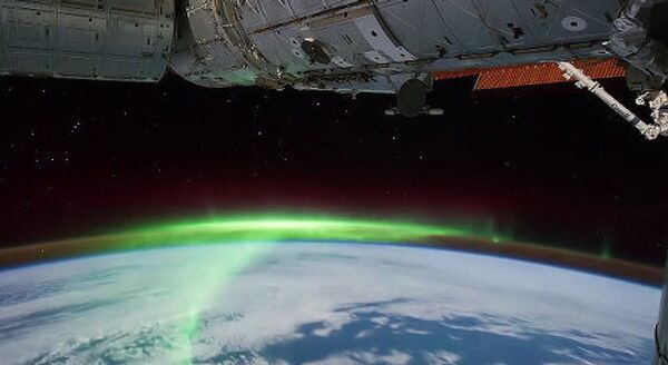 Снимков, где наша планета запечатлена из окон МКС, в интернете полно. Но последняя подборка кадров, предоставленных НАСА, во многом уникальна. Это видео и изображения создавались три месяца, с августа по октябрь 2011 года. Американским космонавтам дали камеру с высокочувствительным датчиком, и эта техника в высоком разрешении смогла уловить уникальные световые явления. Вы увидите не только молнии и огни крупных городов, но и изменяющийся цвет атмосферы и, конечно, полярное сияние, от которого захватывает дух. И все это с музыкальным сопровождением от немецкого композитора Яна Йелинка (Jan Jelinеk). - Sputnik Грузия