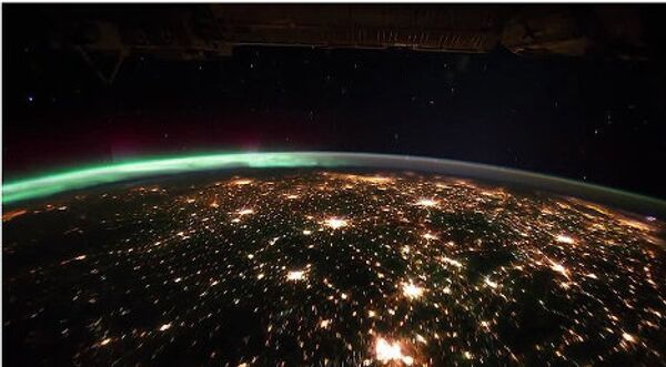 Снимков, где наша планета запечатлена из окон МКС, в интернете полно. Но последняя подборка кадров, предоставленных НАСА, во многом уникальна. Это видео и изображения создавались три месяца, с августа по октябрь 2011 года. Американским космонавтам дали камеру с высокочувствительным датчиком, и эта техника в высоком разрешении смогла уловить уникальные световые явления. Вы увидите не только молнии и огни крупных городов, но и изменяющийся цвет атмосферы и, конечно, полярное сияние, от которого захватывает дух. И все это с музыкальным сопровождением от немецкого композитора Яна Йелинка (Jan Jelinеk). - Sputnik Грузия