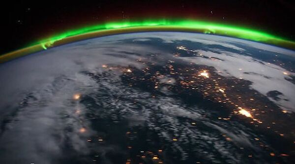Снимков, где наша планета запечатлена из окон МКС, в интернете полно. Но последняя подборка кадров, предоставленных НАСА, во многом уникальна. Это видео и изображения создавались три месяца, с августа по октябрь 2011 года. Американским космонавтам дали камеру с высокочувствительным датчиком, и эта техника в высоком разрешении смогла уловить уникальные световые явления. Вы увидите не только молнии и огни крупных городов, но и изменяющийся цвет атмосферы и, конечно, полярное сияние, от которого захватывает дух. И все это с музыкальным сопровождением от немецкого композитора Яна Йелинка (Jan Jelinеk). - Sputnik Грузия