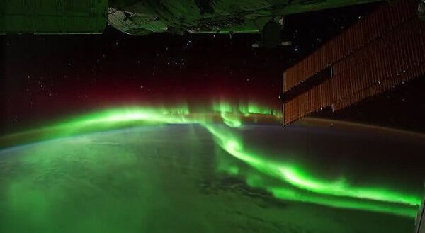 Снимков, где наша планета запечатлена из окон МКС, в интернете полно. Но последняя подборка кадров, предоставленных НАСА, во многом уникальна. Это видео и изображения создавались три месяца, с августа по октябрь 2011 года. Американским космонавтам дали камеру с высокочувствительным датчиком, и эта техника в высоком разрешении смогла уловить уникальные световые явления. Вы увидите не только молнии и огни крупных городов, но и изменяющийся цвет атмосферы и, конечно, полярное сияние, от которого захватывает дух. И все это с музыкальным сопровождением от немецкого композитора Яна Йелинка (Jan Jelinеk). - Sputnik Грузия