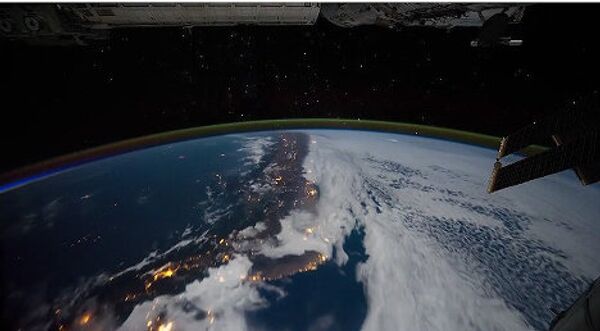 Снимков, где наша планета запечатлена из окон МКС, в интернете полно. Но последняя подборка кадров, предоставленных НАСА, во многом уникальна. Это видео и изображения создавались три месяца, с августа по октябрь 2011 года. Американским космонавтам дали камеру с высокочувствительным датчиком, и эта техника в высоком разрешении смогла уловить уникальные световые явления. Вы увидите не только молнии и огни крупных городов, но и изменяющийся цвет атмосферы и, конечно, полярное сияние, от которого захватывает дух. И все это с музыкальным сопровождением от немецкого композитора Яна Йелинка (Jan Jelinеk). - Sputnik Грузия