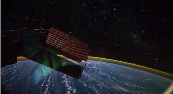 Снимков, где наша планета запечатлена из окон МКС, в интернете полно. Но последняя подборка кадров, предоставленных НАСА, во многом уникальна. Это видео и изображения создавались три месяца, с августа по октябрь 2011 года. Американским космонавтам дали камеру с высокочувствительным датчиком, и эта техника в высоком разрешении смогла уловить уникальные световые явления. Вы увидите не только молнии и огни крупных городов, но и изменяющийся цвет атмосферы и, конечно, полярное сияние, от которого захватывает дух. И все это с музыкальным сопровождением от немецкого композитора Яна Йелинка (Jan Jelinеk). - Sputnik Грузия