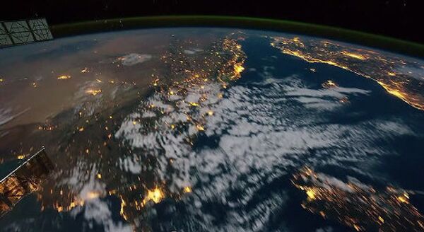 Снимков, где наша планета запечатлена из окон МКС, в интернете полно. Но последняя подборка кадров, предоставленных НАСА, во многом уникальна. Это видео и изображения создавались три месяца, с августа по октябрь 2011 года. Американским космонавтам дали камеру с высокочувствительным датчиком, и эта техника в высоком разрешении смогла уловить уникальные световые явления. Вы увидите не только молнии и огни крупных городов, но и изменяющийся цвет атмосферы и, конечно, полярное сияние, от которого захватывает дух. И все это с музыкальным сопровождением от немецкого композитора Яна Йелинка (Jan Jelinеk). - Sputnik Грузия