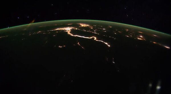Снимков, где наша планета запечатлена из окон МКС, в интернете полно. Но последняя подборка кадров, предоставленных НАСА, во многом уникальна. Это видео и изображения создавались три месяца, с августа по октябрь 2011 года. Американским космонавтам дали камеру с высокочувствительным датчиком, и эта техника в высоком разрешении смогла уловить уникальные световые явления. Вы увидите не только молнии и огни крупных городов, но и изменяющийся цвет атмосферы и, конечно, полярное сияние, от которого захватывает дух. И все это с музыкальным сопровождением от немецкого композитора Яна Йелинка (Jan Jelinеk). - Sputnik Грузия