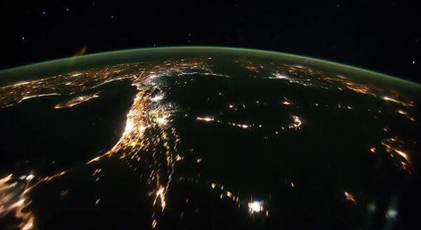 Снимков, где наша планета запечатлена из окон МКС, в интернете полно. Но последняя подборка кадров, предоставленных НАСА, во многом уникальна. Это видео и изображения создавались три месяца, с августа по октябрь 2011 года. Американским космонавтам дали камеру с высокочувствительным датчиком, и эта техника в высоком разрешении смогла уловить уникальные световые явления. Вы увидите не только молнии и огни крупных городов, но и изменяющийся цвет атмосферы и, конечно, полярное сияние, от которого захватывает дух. И все это с музыкальным сопровождением от немецкого композитора Яна Йелинка (Jan Jelinеk). - Sputnik Грузия