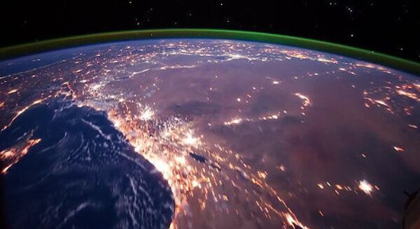 Снимков, где наша планета запечатлена из окон МКС, в интернете полно. Но последняя подборка кадров, предоставленных НАСА, во многом уникальна. Это видео и изображения создавались три месяца, с августа по октябрь 2011 года. Американским космонавтам дали камеру с высокочувствительным датчиком, и эта техника в высоком разрешении смогла уловить уникальные световые явления. Вы увидите не только молнии и огни крупных городов, но и изменяющийся цвет атмосферы и, конечно, полярное сияние, от которого захватывает дух. И все это с музыкальным сопровождением от немецкого композитора Яна Йелинка (Jan Jelinеk). - Sputnik Грузия