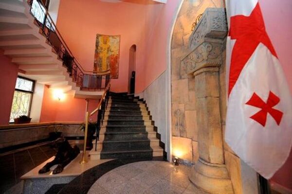 Михаил Саакашвили 22 ноября также открыл новый Исторический музей в Кутаиси, который разместился в бывшем здании местного подразделения Национального банка. В ходе посещения музея состоялась встреча Саакашвили с представителями интеллигенции. - Sputnik Грузия