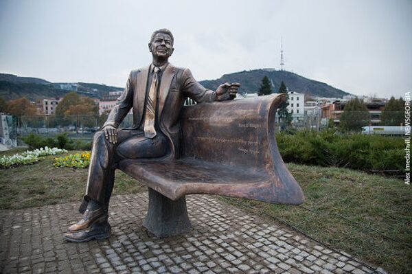 Памятник 40-му президенту США Рональду Рейгану открылся в парке Рике в исторической части Тбилиси 23 ноября – в день 8-й годовщины со дня Революции роз в Грузии. - Sputnik Грузия