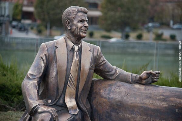 Бронзовая скульптура представляет собой Рейгана, сидящего на скамье.  - Sputnik Грузия
