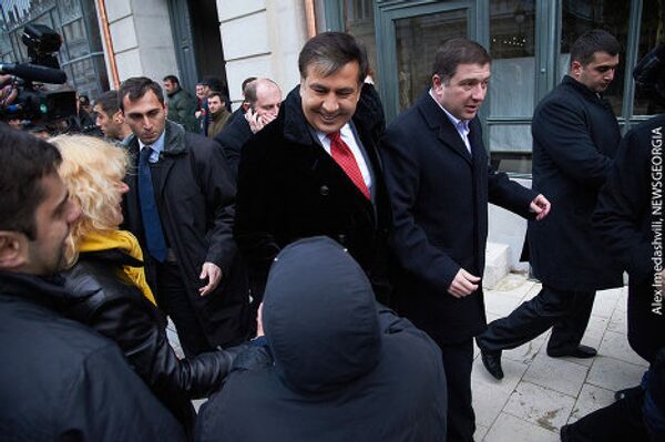 Михаил Саакашвили приветствует жителей Тбилиси, собравшихся на открытии проспекта.  - Sputnik Грузия