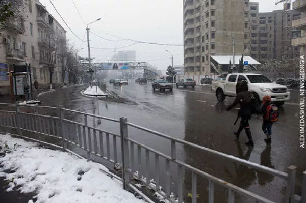 На улицах Тбилиси в последние два дня стало заметно меньше машин и людей. Виной тому – снегопад, который продолжается уже третьи сутки по всей Грузии. Хотя основные городские дороги свободны от снега – благодаря работе службы очистки и плюсовой температуре днем, ночные заморозки будут усиливаться и людям придется быть еще более осторожными. Только за последние сутки в центральную тбилисскую травматологическую клинику обратилось более 40 человек с различными телесными повреждениями. Синоптики обещают, что снегопад продлится еще несколько дней, так как на территорию страны продолжается поступление холодных масс воздуха с северо-восточной части Черного моря.  - Sputnik Грузия