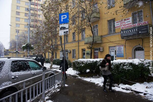 На улицах Тбилиси в последние два дня стало заметно меньше машин и людей. Виной тому – снегопад, который продолжается уже третьи сутки по всей Грузии. Хотя основные городские дороги свободны от снега – благодаря работе службы очистки и плюсовой температуре днем, ночные заморозки будут усиливаться и людям придется быть еще более осторожными. Только за последние сутки в центральную тбилисскую травматологическую клинику обратилось более 40 человек с различными телесными повреждениями. Синоптики обещают, что снегопад продлится еще несколько дней, так как на территорию страны продолжается поступление холодных масс воздуха с северо-восточной части Черного моря.  - Sputnik Грузия