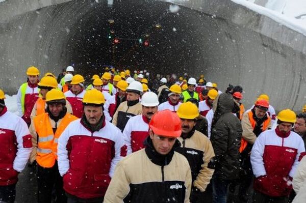 На фото - рабочие, строившие тоннель, пришли на встречу с Михаилом Саакашвили. - Sputnik Грузия