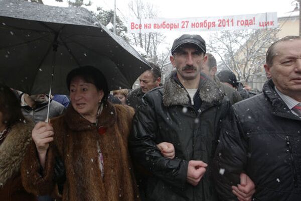 После митинга у штаба Джиоевой, ее сторонники во вторник устроили шествие по улицам Цхинвали. - Sputnik Грузия