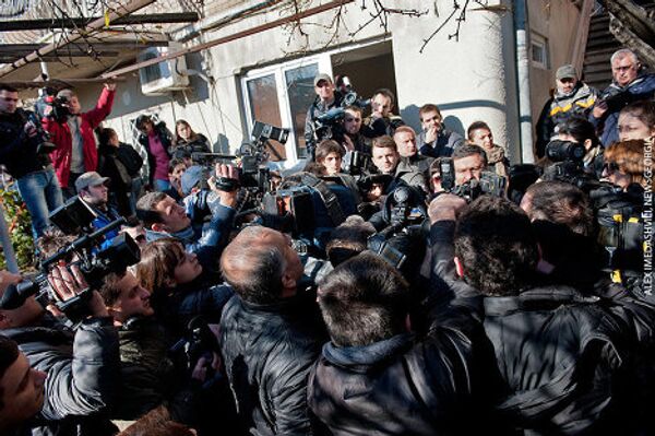 Позже представителей прессы впустили во двор здания. - Sputnik Грузия