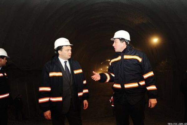 На фото - мэр Тбилиси Гиги Угулава (справа) осматривает тоннель, где идут строительные работы. - Sputnik Грузия