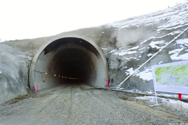 Мэр Тбилиси Гиги Угулава в понедельник 5 декабря ознакомился с ходом строительства тоннеля на объездной железной дороге в районе Глдани (окраина Тбилиси). - Sputnik Грузия