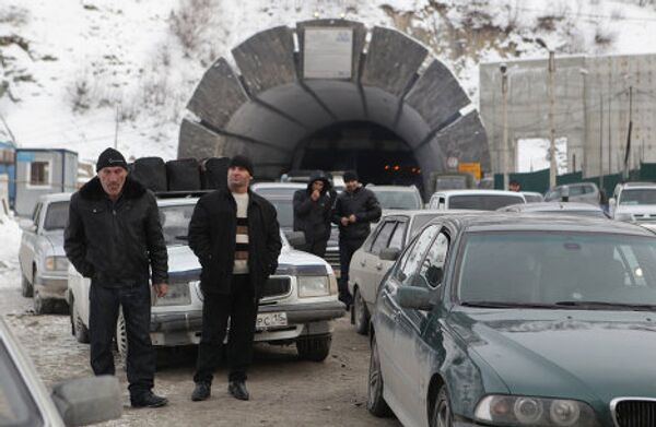 В МЧС Северной Осетии подтвердили, что Транскам (Транскавкаская магистраль) на которой расположен Рокский тоннель, может закрываться для определенных видов транспорта в связи со снегопадом. - Sputnik Грузия