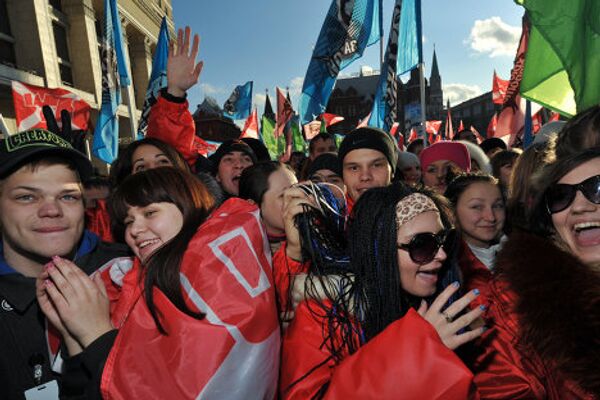 Днем 6 декабря на Манежной площади в центре Москвы собираются представители молодежной организации Наши из регионов. Они проводят акцию в поддержку правящей партии Единая Россия. - Sputnik Грузия