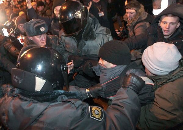 Полиция продолжает задерживать участников оппозиционной акции. Тем временем все происходящее активно освещается российскими интернет-СМИ. - Sputnik Грузия