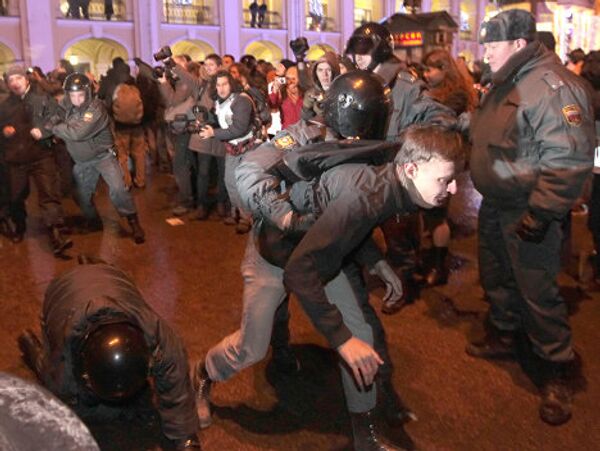 Но уже вскоре начинаются задержания. Фактически, в течение нескольких часов пока представители оппозиции находились на Триумфальной, полицией было задержано около 300 человек. - Sputnik Грузия
