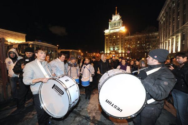 Вечером 6 декабря представители проправительственных молодежных организаций Наши, Россия молодая и Молодая Гвардия начинают собираться на Триумфальной площади, где запланировала митинг российская оппозиция.  - Sputnik Грузия