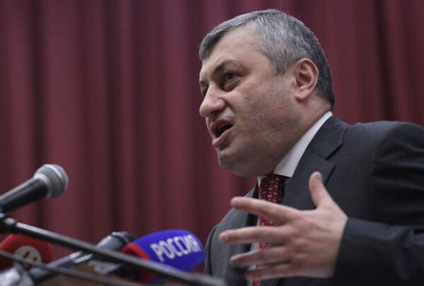 Кокойты заявил, что он уходит, чтобы бороться за дальнейшее укрепление государственности Южной Осетии. Нам удалось предотвратить оранжевую революцию и не допустить во власть криминал, прикрывающийся политическими амбициями, сказал он. - Sputnik Грузия