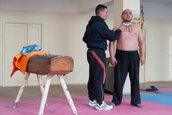 Житель города Марнеули 40-летний Этибар Элчиев, известный у себя в районе как целитель, излечивающий от болезней, год назад обнаружил в себе способности притягивать металл.  - Sputnik Грузия
