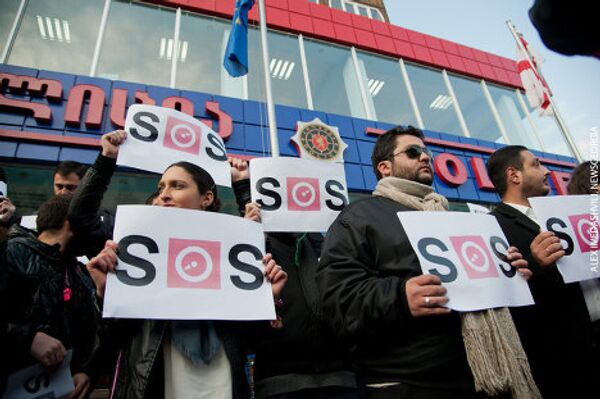 Сотрудники телекомпании Маэстро, а также поддерживающие их представители ряда неправительственных организаций и партий приступили к акциям протеста в Тбилиси в защиту телекомпании.  - Sputnik Грузия