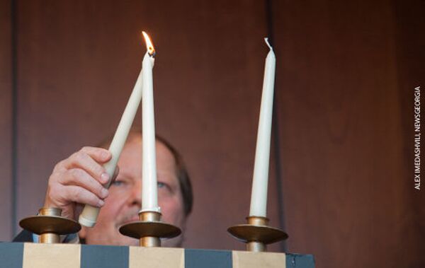 Посол Израиля в Грузии Ицхак Герберг зажигает на торжественном приеме первую ханукальную свечу. - Sputnik Грузия