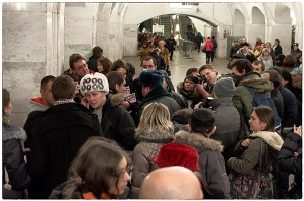 Московская полиция вечером в пятницу 23 декабря воспрепятствовала группе блогеров и пользователей социальных сетей провести флешмоб в метро в поддержку предстоящего митинга оппозиции на проспекте Сахарова 24 декабря. Участники флешмоба с помощью социальной сети Вконтакте договорились о маршрутах движения по веткам Московского метро начиная с 19:00, конечной целью участников акции была станция Пушкинская, сбор был там назначен на 21:00 вечера.  - Sputnik Грузия