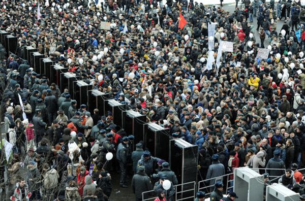 На фото - рамки металлоискателей и полиция при входе на митинг. По данным полиции, в митинге участовало около 29 тыс человек. По данным СМИ, участников акции и организаторов - от 50 до 120 тысяч. - Sputnik Грузия