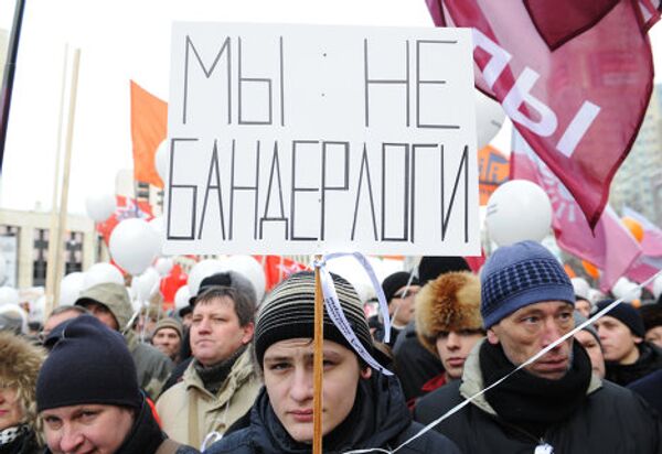 Люди вышли на митинг с различными плакатами и лозунгами. - Sputnik Грузия