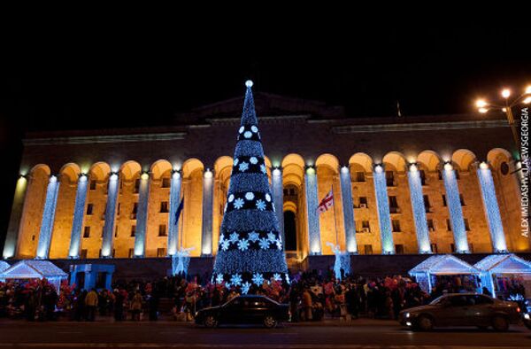 Главная новогодняя елка страны установлена у здания парламента Грузии на проспекте Руставели. - Sputnik Грузия