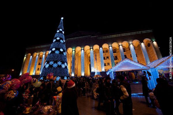 Главная новогодняя елка страны у здания парламента. - Sputnik Грузия