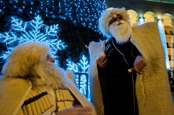 Поздравляют прохожих на улицах Тбилиси грузинский Дед Мороз - Товлис Бабу...  - Sputnik Грузия
