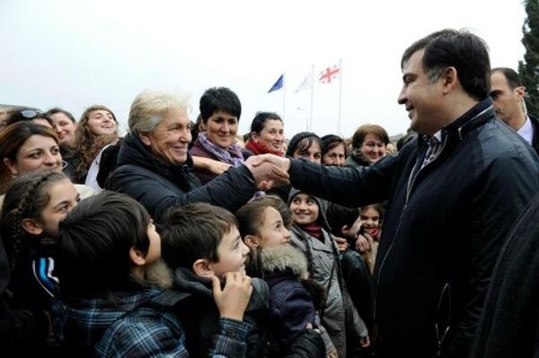 Президент Грузии Михаил Саакашвили 24 декабря побывал в городе Самтредиа (регион Имерети, Западная Грузия), где провел встречи с местным населением и открыл новую современную клинику. - Sputnik Грузия