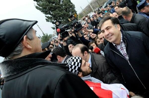 Президент Грузии Михаил Саакашвили 24 декабря побывал в городе Самтредиа (регион Имерети, Западная Грузия), где провел встречи с местным населением и открыл новую современную клинику. - Sputnik Грузия