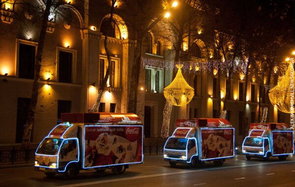 Традиционно под Новый год Тбилиси объезжают украшенные разноцветными огнями машины компании Кока Кола, на которых установлены динамики, из которых звучат новогодние поздравления и праздничная музыка. - Sputnik Грузия