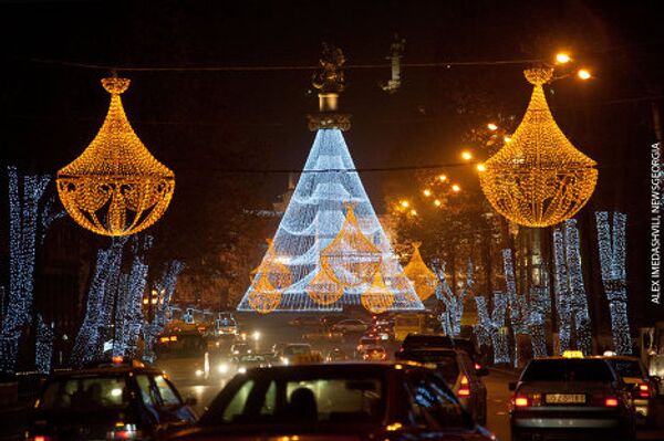 Впервые в этом году новогоднее освещение на проспекте Руставели - грузинского производства. - Sputnik Грузия