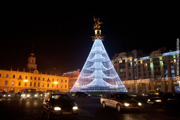 Площадь Свободы в центре Тбилиси. Статуя Св.Георгия на новогодние праздники украшена праздничными огнями.  - Sputnik Грузия
